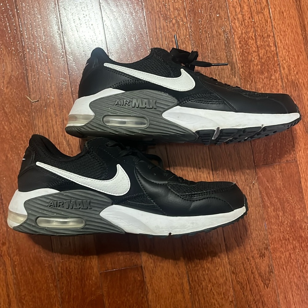 Nike Women’s Air Max Excee size 9.5 Black & White in excellent used condition